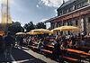 Auf dem Bild ist der Stefansplatz während der Wasseralfinger Festtage mit vielen Gästen bei Sonnenschein zu sehen.
