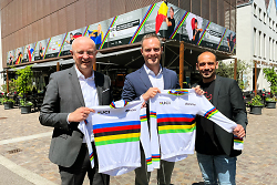Auf dem Bild sind Oberbürgermeister Frederick Brütting (Mitte), Bürgermeister Bernd Schwarzendorfer (li.) und Veranstalter Steffen Thum mit den WM-Trikots , die am 13. Juli in Aalen vergeben werden zu sehen.