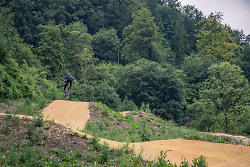 Auf dem Bild ist ein Mountainbiker auf dem Christophorus Family Campus zu sehen.