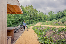 Auf dem Bild ist eine Bike Pit-Schutzhütte auf dem Christophorus Family Campus zu sehen.