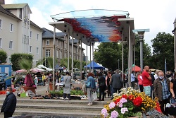 Auf dem Bild ist der Flohmarkt auf dem Stefansplatz in Wasseralfingen zu sehen.