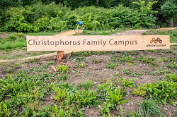 Auf dem Bild ist ein Schild am Christophorus Family Campus in Unterkochen zu sehen.