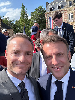 Auf dem Bild sind OB Brütting und der französische Staatspräsidenten Emmanuel Macron am Rande der Gedenkfeier für die zivilen Opfer des Zweiten Weltkrieges in Saint-Lo zu sehen.