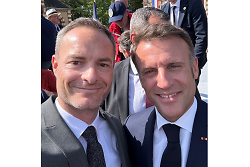 Auf dem Bild sind OB Brütting und der französische Staatspräsidenten Emmanuel Macron am Rande der Gedenkfeier für die zivilen Opfer des Zweiten Weltkrieges in Saint-Lo zu sehen.