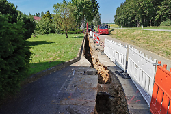 Auf dem Bild sind Glasfaser-Verlegearbeiten in Aalen-Niesitz zu sehen.