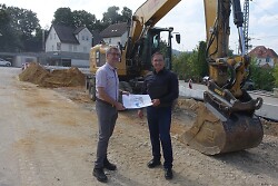 Auf dem Bild sind Erster Bürgermeister Wolfgang Steidle (r.) und Tiefbauamtsleiter Stefan Pommerenke (l.) auf der Baustelle des neuen Kreisverkehrs zu sehen.