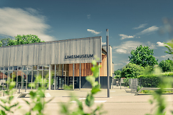 Auf dem Bild ist die Außenfassade des Limesmuseums Aalen zu sehen.