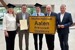 Auf dem Bild sind Aleksandra Pointke, Wirtschaftsförderung Stadt Aalen, Landrat Dr. Joachim Bläse, Oberbürgermeister Frederick Brütting, Rektor Prof. Dr. Harald Riegel und Winfried Mack MdL zu sehen.