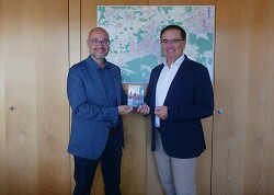 Auf dem Bild sind Erster Bürgermeister Wolfgang Steidle (r.) und Leiter des Amtes für Bauverwaltung und Vermessung Stefan Overmann mit dem neuen Stadtplan zu sehen.