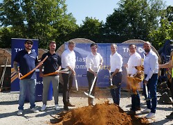 Auf dem Bild sind (v. I. n. r.): Benjamin Lemke (Bauleiter TNG), Sacha Putrih (Projektleiter TNG), Christoph Schallenberg (Bereichsleiter Marketing/Vertrieb/Service TNG), Bernd Sontheimer (Geschäftsführer TNG), Frederick Brütting (Oberbürgermeister der Stadt Aalen), Wolfgang Steidle (Erster Bürgermeister der Stadt Aalen), Enes Ademi (mih GmbH) zu sehen.