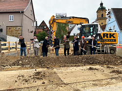 Auf dem Bild sind folgende Personen zu sehen Marvin Schips (Planungsbüro Geiger), Johannes Birkhold (Büroleiter Stark Architekten Aalen), Saad Issa (Stark Architekten), Erster Bürgermeister Wolfgang Steidle, Oberbürgermeister Frederick Brütting, Jürgen Stark (Inhaber Stark Architekten), Gerhard Seibold (Gesellschafter der Investorengesellschaft Jabaas GbR), Constantin Seibold (Mitgesellschafter Jabaas GbR)