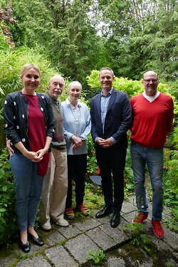 Auf dem Bild sind (v.r.n.l.) Stadtrat Roland Hamm, Oberbürgermeister Frederick Brütting, Heidrun Elmer, Artur Elmer und Vorsitzende des Kunstvereins Ines Mangold-Walter zu sehen.