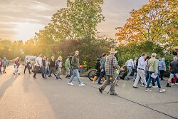 Auf dem Bild sind Bürgerinnen und Bürger zu sehen , die Engagierte aus verschiedenen Quartieren zu einer Ideenschmiede mit dem Ziel, gute Nachbarschaften im Quartier zu fördern, zu initiieren oder zu erhalten. 