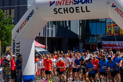 Auf dem Bild sind verschiedene Läufer auf dem Sparkassenplatz am Start des Aalener Stadtlaufs zu sehen.