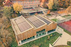 Auf dem Bild ist das Dach des Fachklassentrakts des Schubart-Gymnasiums zu sehen, das bereits mit einer Solaranlage ausgestattet wurde.