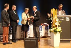 Walter Hirche übergibt die Auszeichnung an Erste Bürgermeisterin Jutta Heim-Wenzler