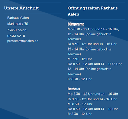 Auf dem Bild ist ein Screenshot des Footers von Aalen.de mit der Adresse und den Öffnungszeiten vom Rathaus Aalen zu sehen.