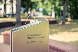 Auf dem Bild ist der Trinkwasserbrunnen vor der Bohlschule zu sehen.