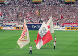 Auf dem Bild sind die Fahnenträger des VfB Stuttgart zu Beginn eines Fußballspiels zu sehen.