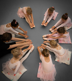 Ballett und Tanz an der Musikschule der Stadt Aalen, Mädchen machen Dehnübungen