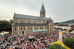 Das Foto zeigt den Stefansplatz während der Wasseralfinger Festtage 2024. Es sind zahlreiche Menschen zu sehen. Das Bild wurde aus einer Perspektive von schräg oben aufgenommen.
