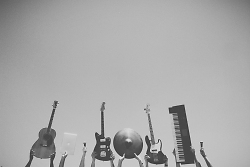 Auf dem Bild sind verschiedene Instrumente in schwarz-weiß zu sehen.